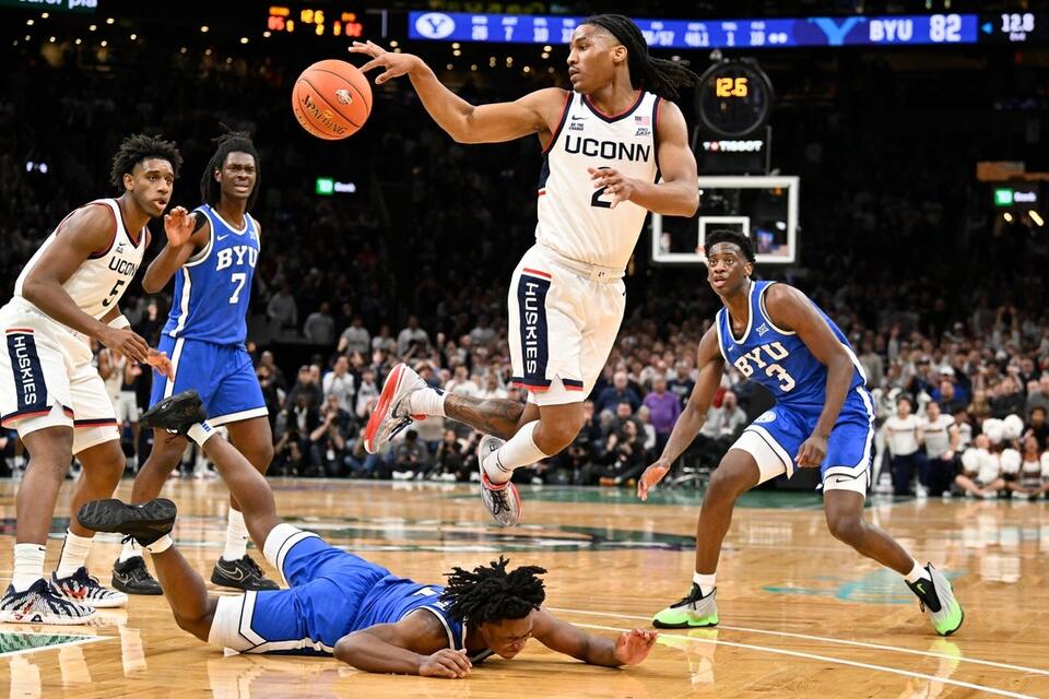 UConn vs Arizona: Unbeaten giants clash