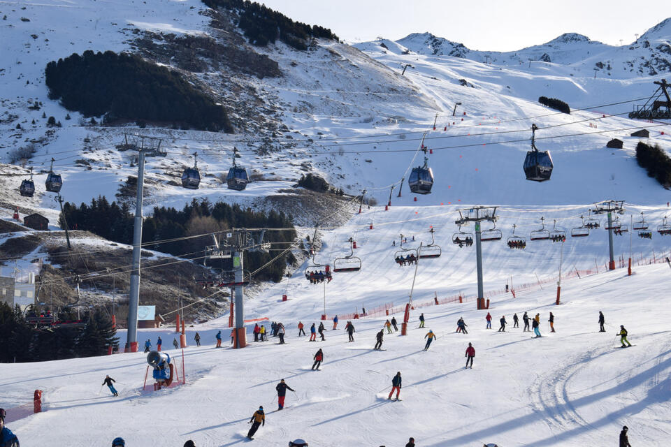7 Genius Ways to Outsmart Ski Crowds