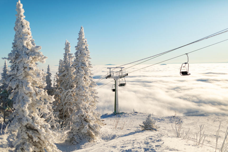7 Genius Ways to Outsmart Ski Crowds
