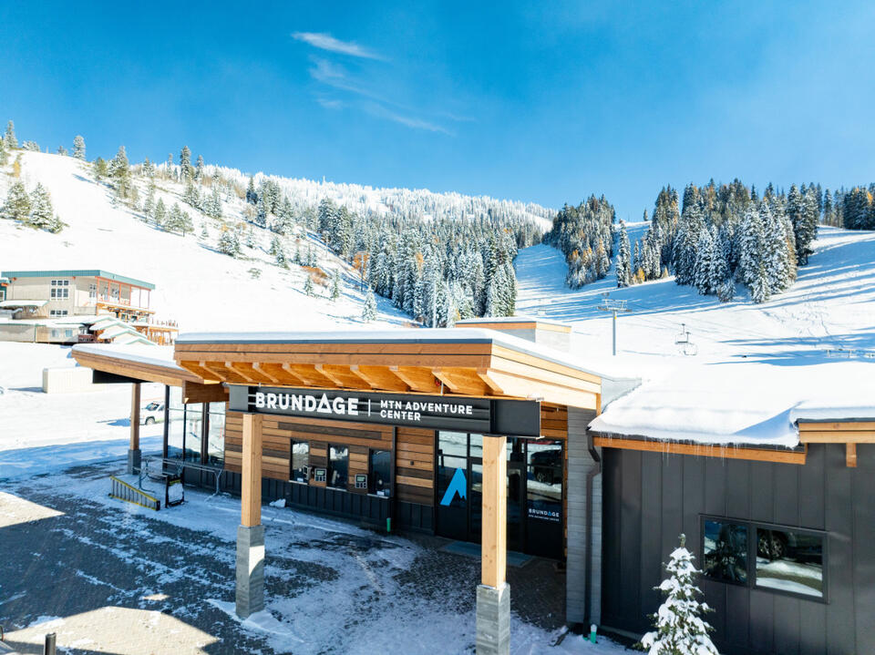 7 Genius Ways to Outsmart Ski Crowds