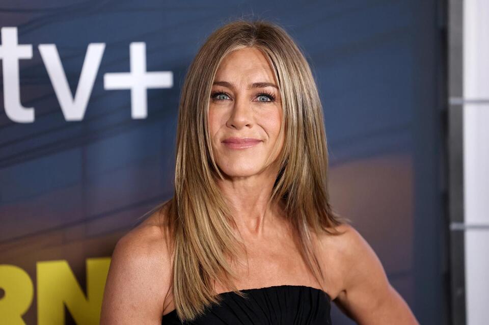 Jennifer Aniston’s Clogs Are Back!