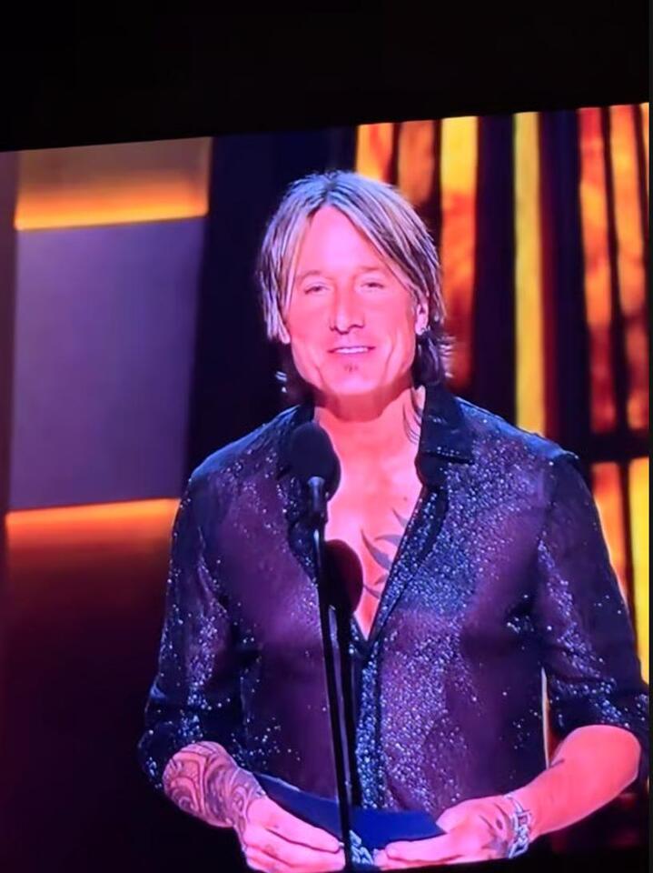 Keith Urban’s Wild CMA Look Has Fans Divided