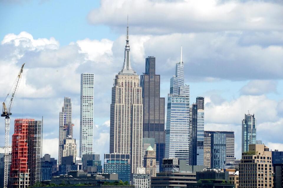 What’s really happening at 432 Park Ave?