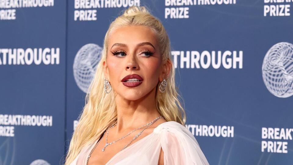 Christina Aguilera’s Holiday Bombshell Look