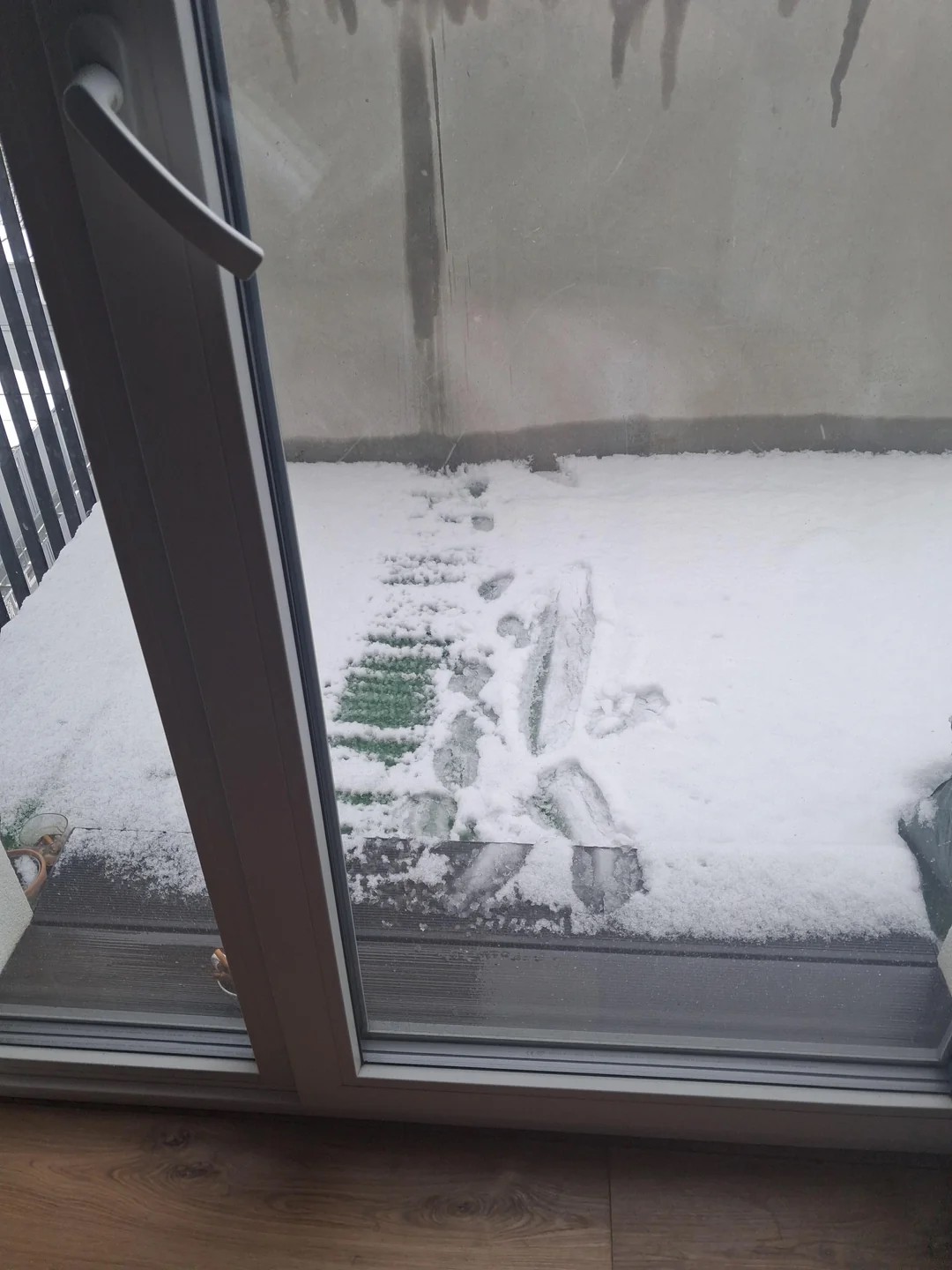 Guys I'm scared. I haven't been on my balcony since it started snowing and I live on a 7th floor