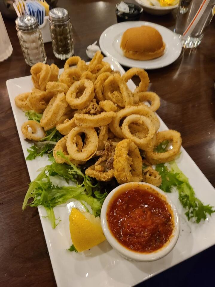 Maryland’s crab cake legend: G&M delivers big