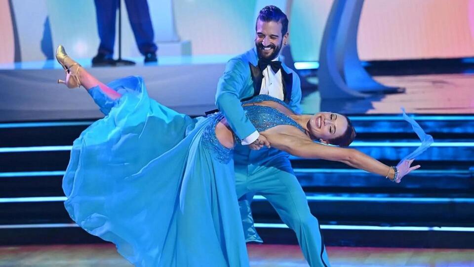 DWTS Fans Divided Over Whitney & Mark 😱