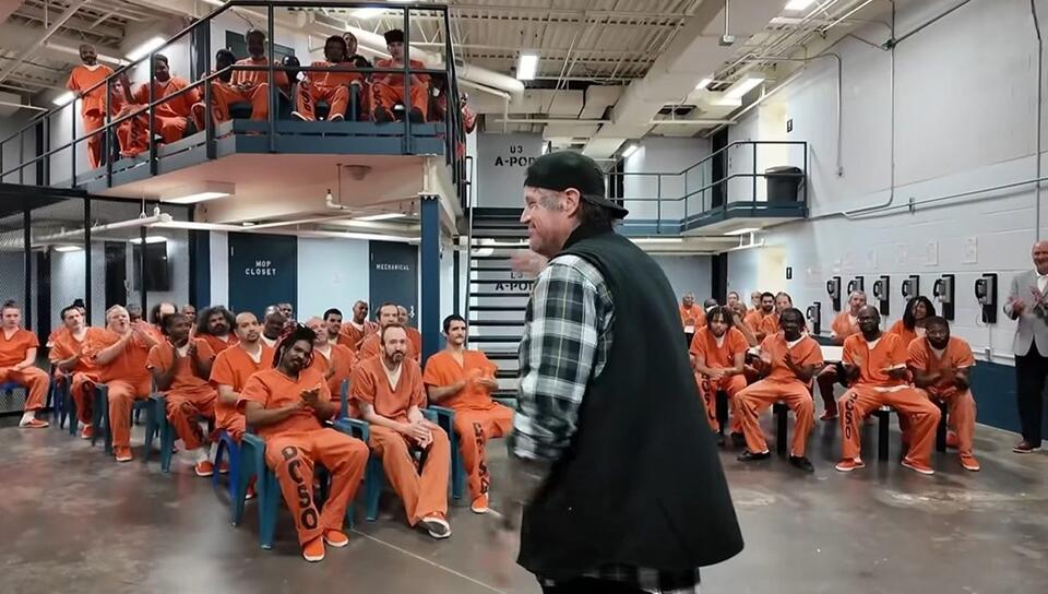 Jelly Roll brings hope (and turkey) to Nashville jail