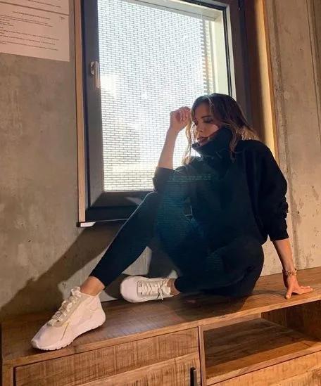 Victoria Beckham’s Mismatched Heels Moment