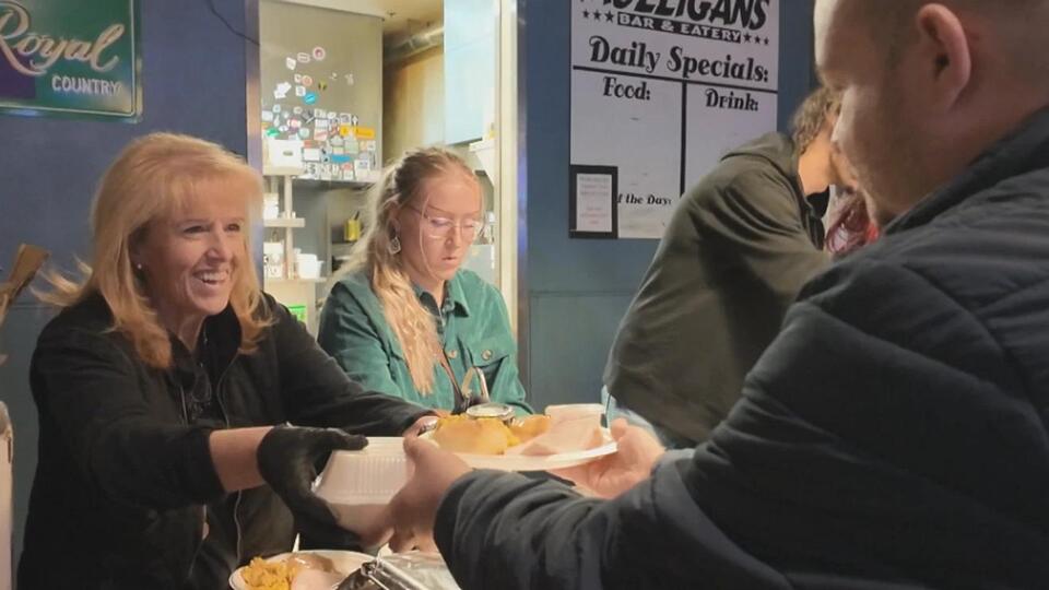 Boise pub’s free Thanksgiving feast brings community together