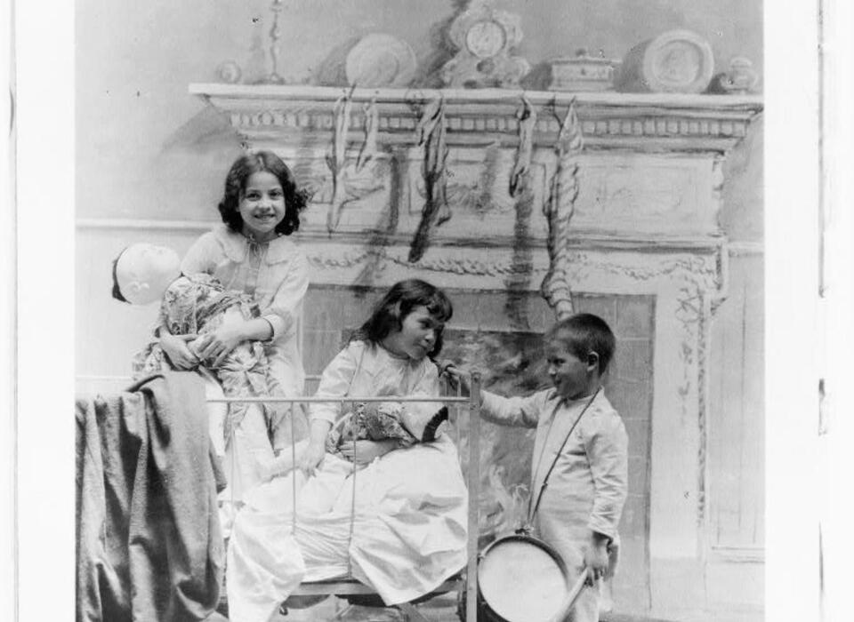 Stranger Things Cast: Vintage Holiday Vibes 🎄