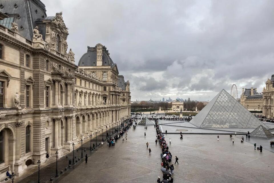 Louvre Drama: Foreigners Pay More? 🎨