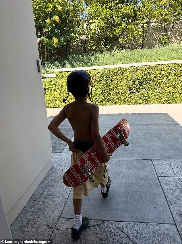 Kourtney’s Thanksgiving Fam Photo Drop 🍂