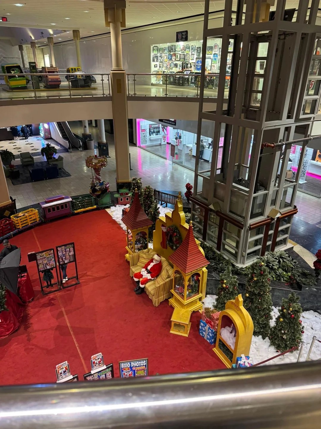 Santa waiting for kids in a dying mall