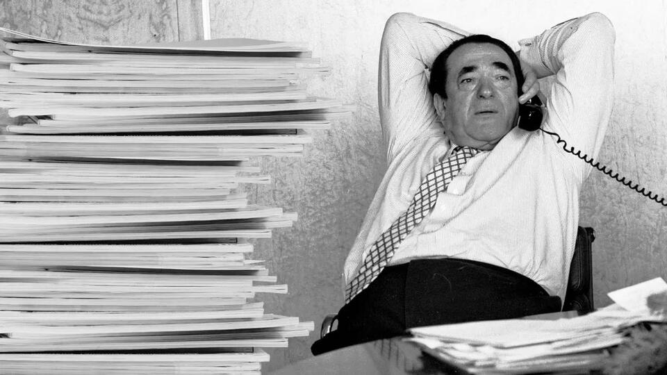 Did Ghislaine Maxwell’s Dad Really Invent Paywalls?