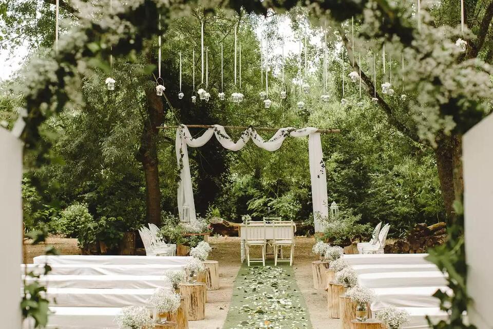 Wedding Discount Drama: Would You Spill?