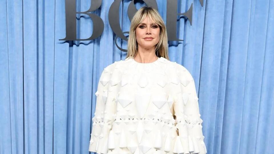 Heidi Klum’s Miniskirt + Sheer Tights Combo 🔥