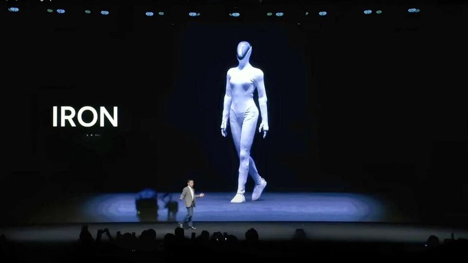 Would You Trust a Humanoid in Public?