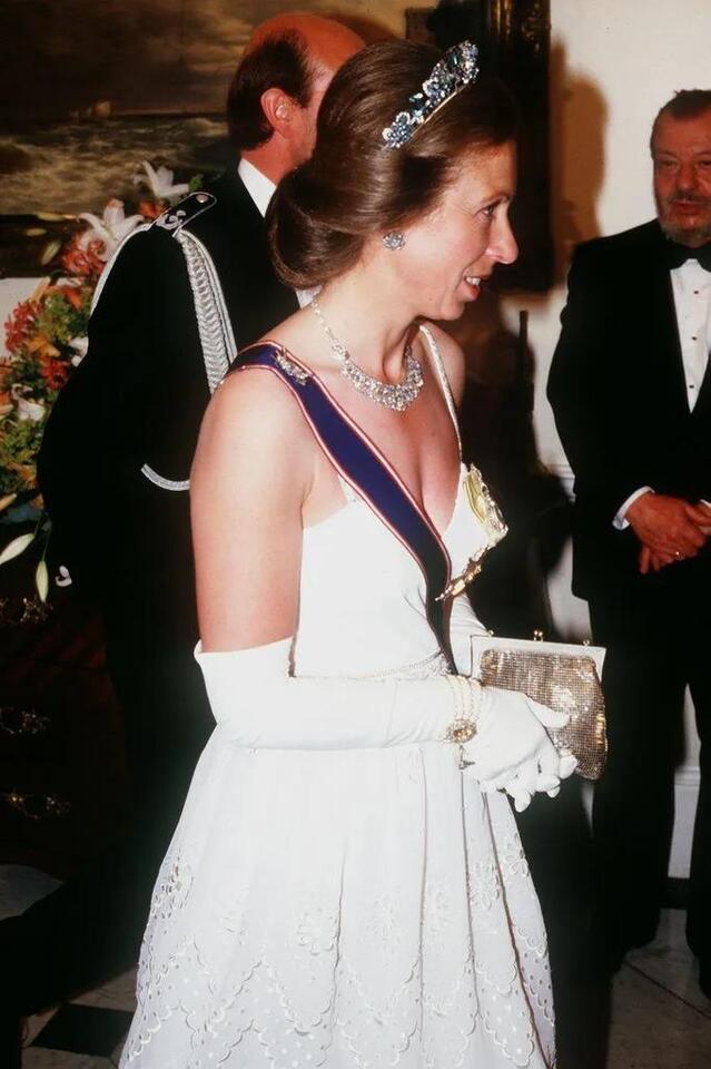 Princess Anne’s Tiara Drama at Royal Banquet 👑