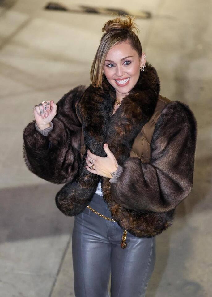 Miley Cyrus Calls Engagement Ring a ‘Black Friday Deal’ 😂