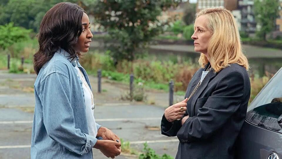 Julia Roberts Leans on Brad & George Again 🎬