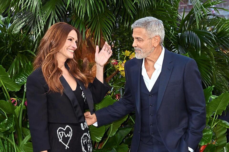 Julia Roberts Leans on Brad & George Again 🎬