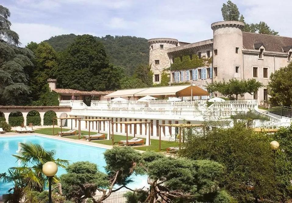 Luxury Resorts & Wild Komodo Dragons?!