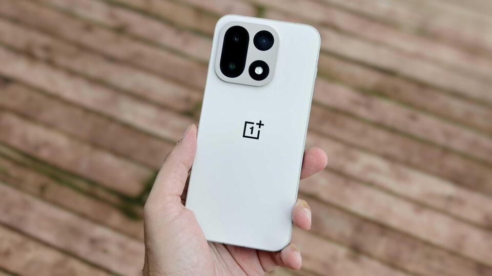 Which Android Flagship Wins in 2025?