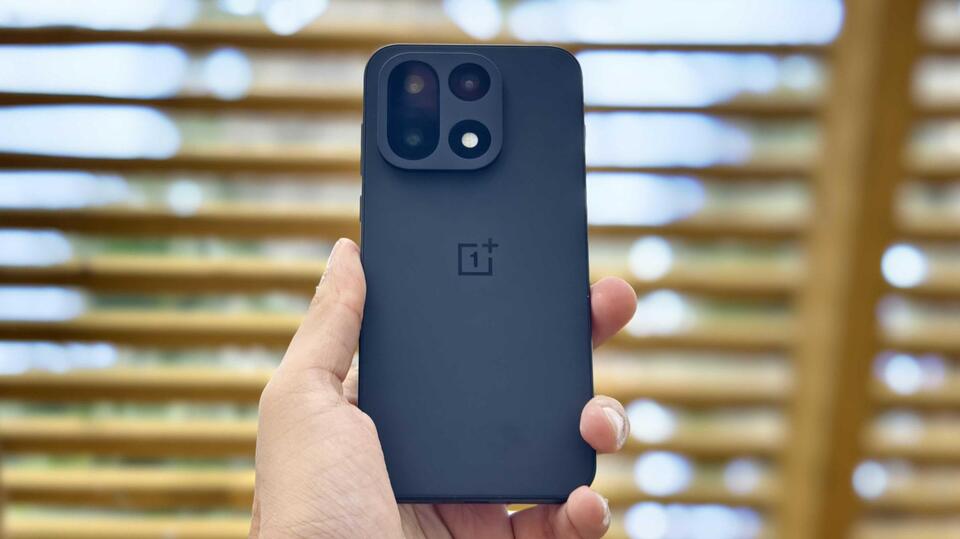 Which Android Flagship Wins in 2025?