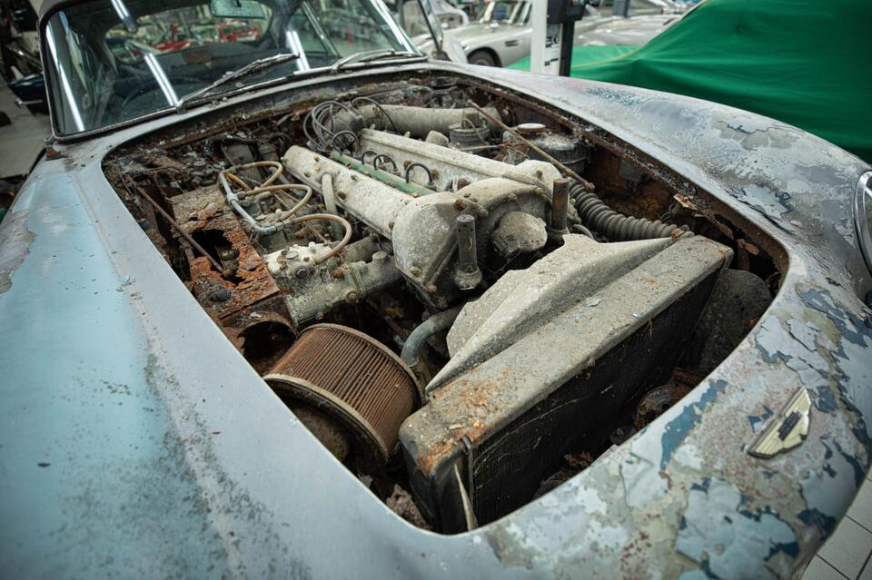 Bond Car Restoration Glow-Up!