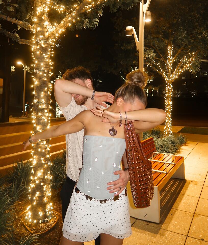 Dallas Cowboys cheerleader’s holiday style stuns