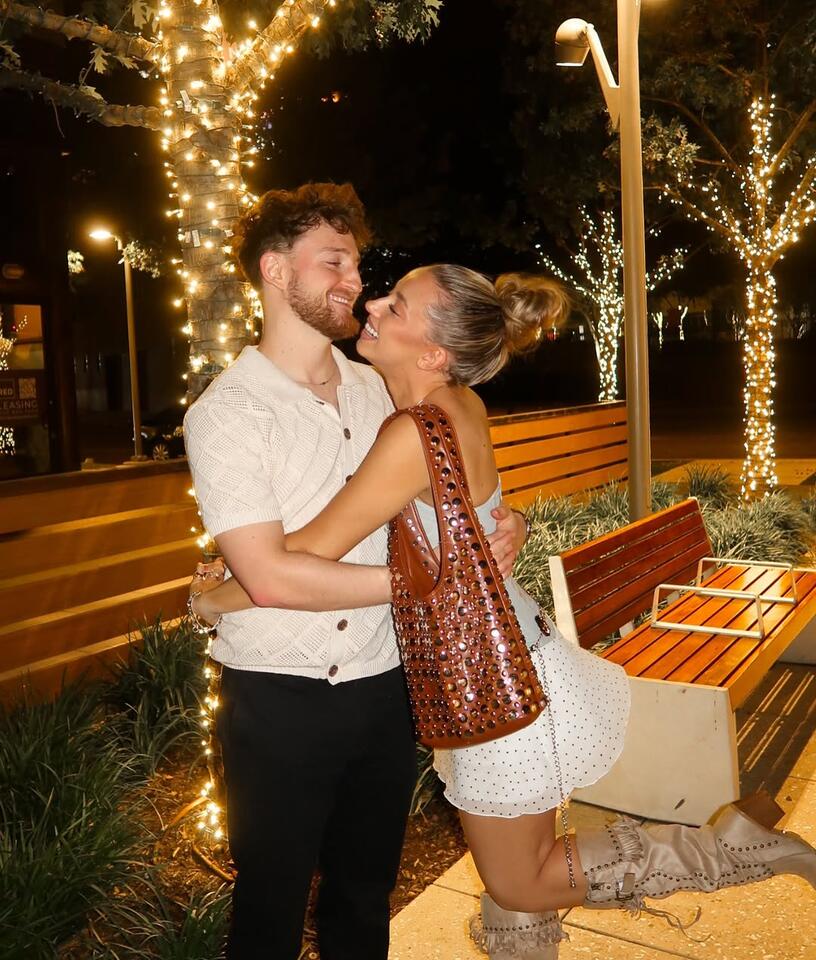 Dallas Cowboys cheerleader’s holiday style stuns