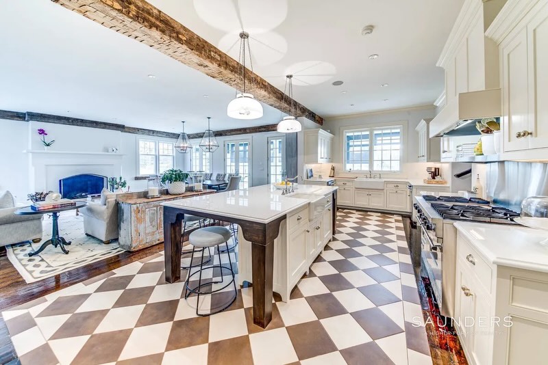 Baldwins’ Hamptons mansion hits market—again