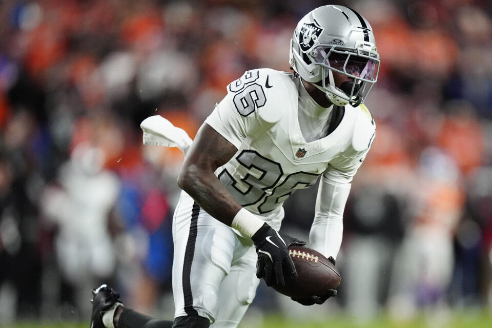 Raiders rally around Kyu Blu Kelly after injury