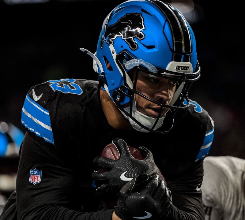 Detroit Lions’ Jameson Williams warms up winter