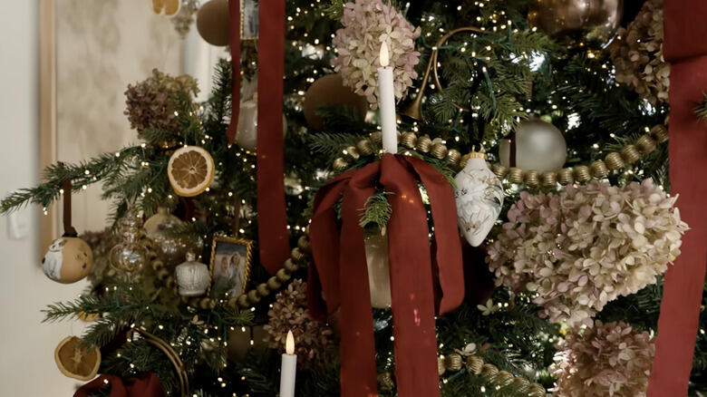 Hydrangeas on the Christmas tree? Total game-changer