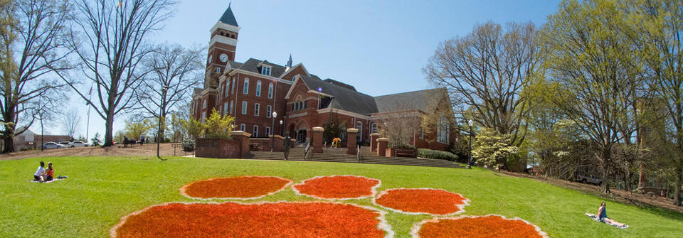 Clemson’s president steps down after a decade