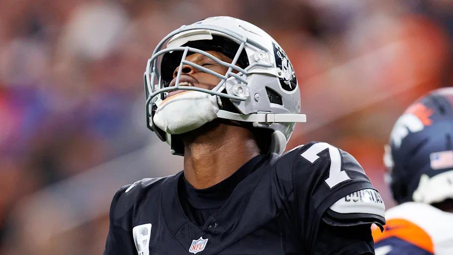 Raiders face $18M call on Geno Smith